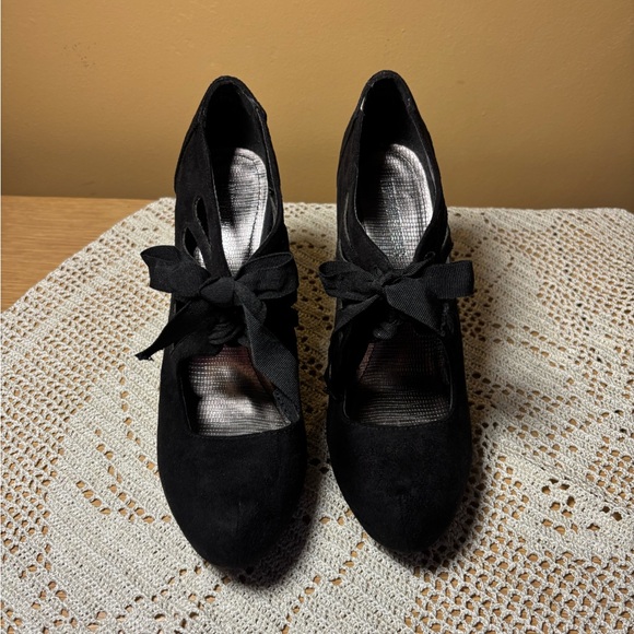 Newport News women’s black suede like 4 1/2 inch heels - size 9. - Picture 2 of 8